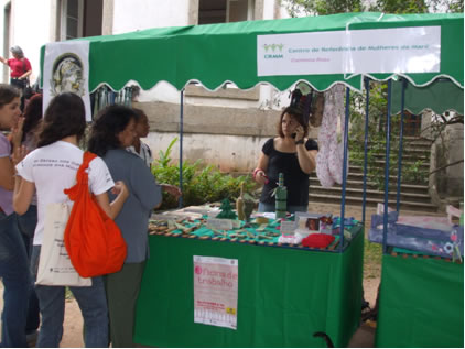 banca com os produtos produzidos pelas mulheres atendidas no CRMM na oficina de artes